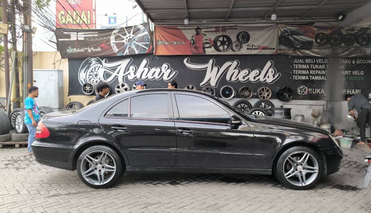 modifikasi-mercedes-e-class-hitam-velg-amg-asharwheels